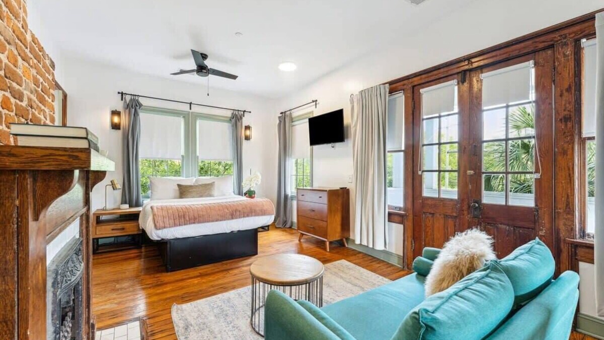 1 Bedroom Suite w/Full Kitchen & Private Balcony