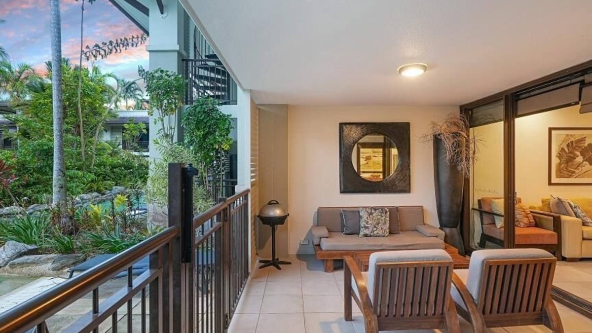 160 LUXURY SWIMOUT APARTMENT