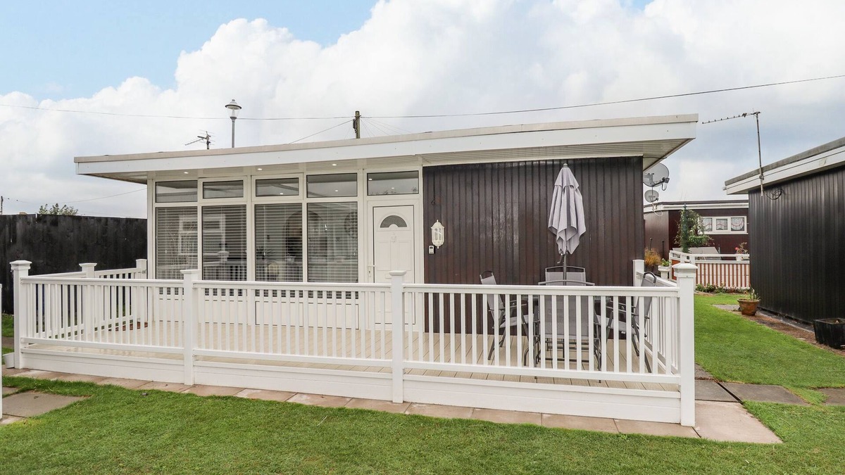 19 CHERRY PARK, pet friendly, with a garden in Chapel St Leonards