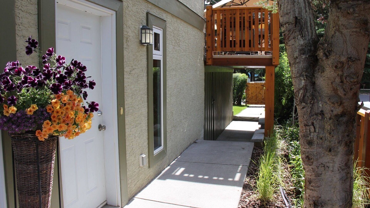 2 Bedroom 1.5 Bathroom Private Suite Banff AB - Wolf Den Bed & Breakfast Suite A