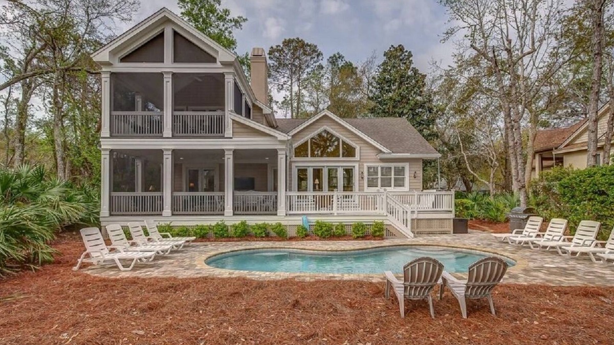 26 HEATH DR. ON GOLF COURSE/TENNIS & BIKES INCL. SHORT WALK TO BEACH