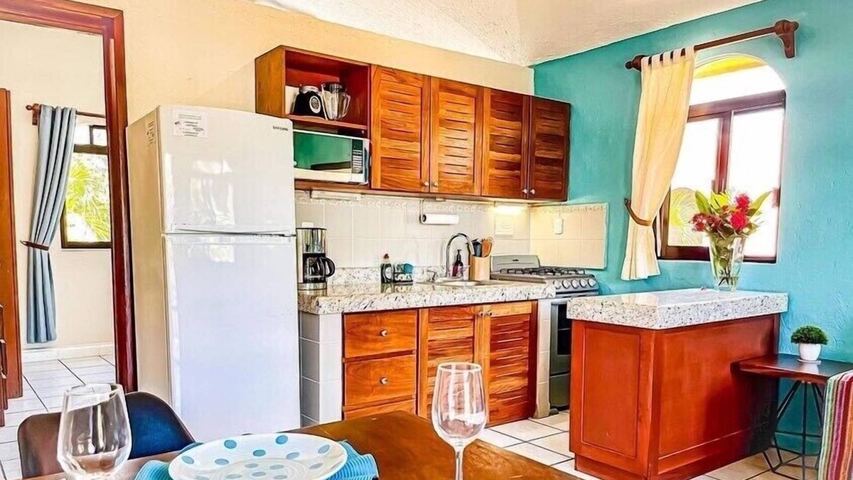 2nd Floor large balcony/w King Bed/Pool/Bikes/3min walk to the beach.