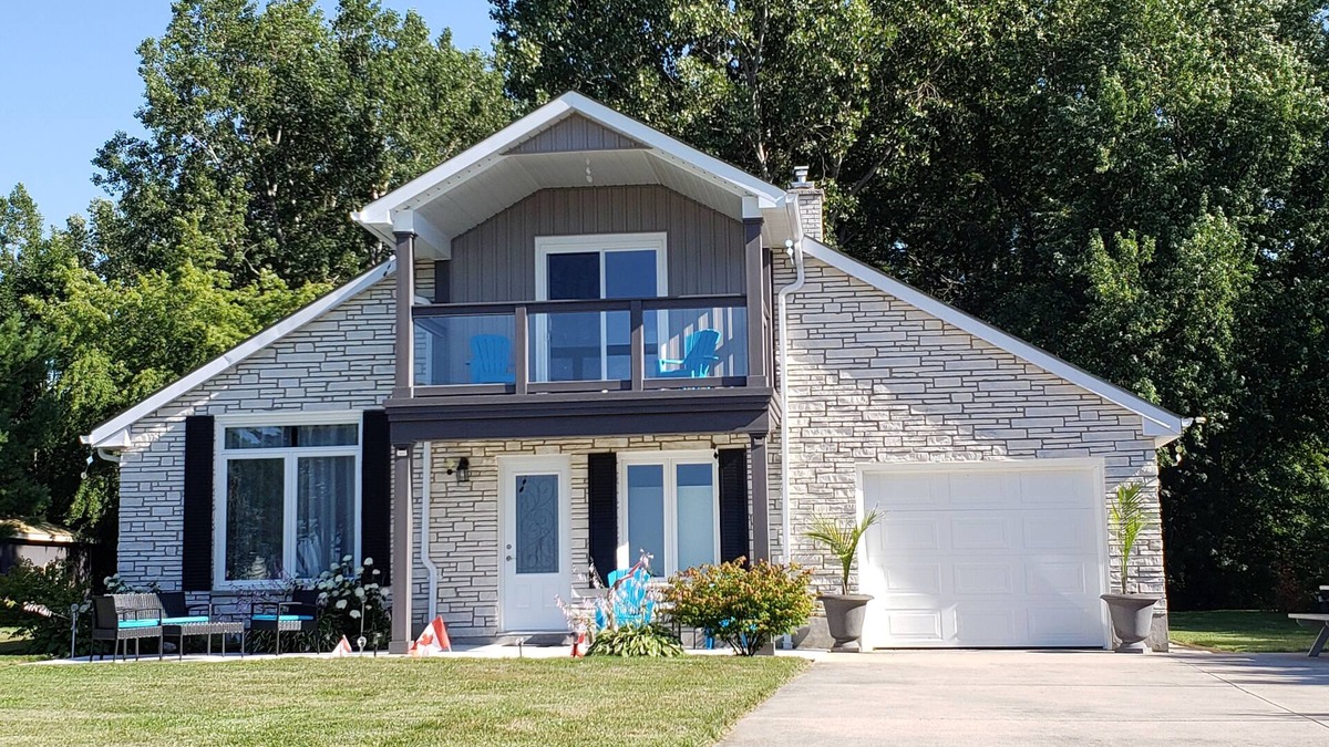 3 Bed 2 bath ~ Bluepoint Home on Lake Huron. 20 mins to Sarnia & Bridge to USA