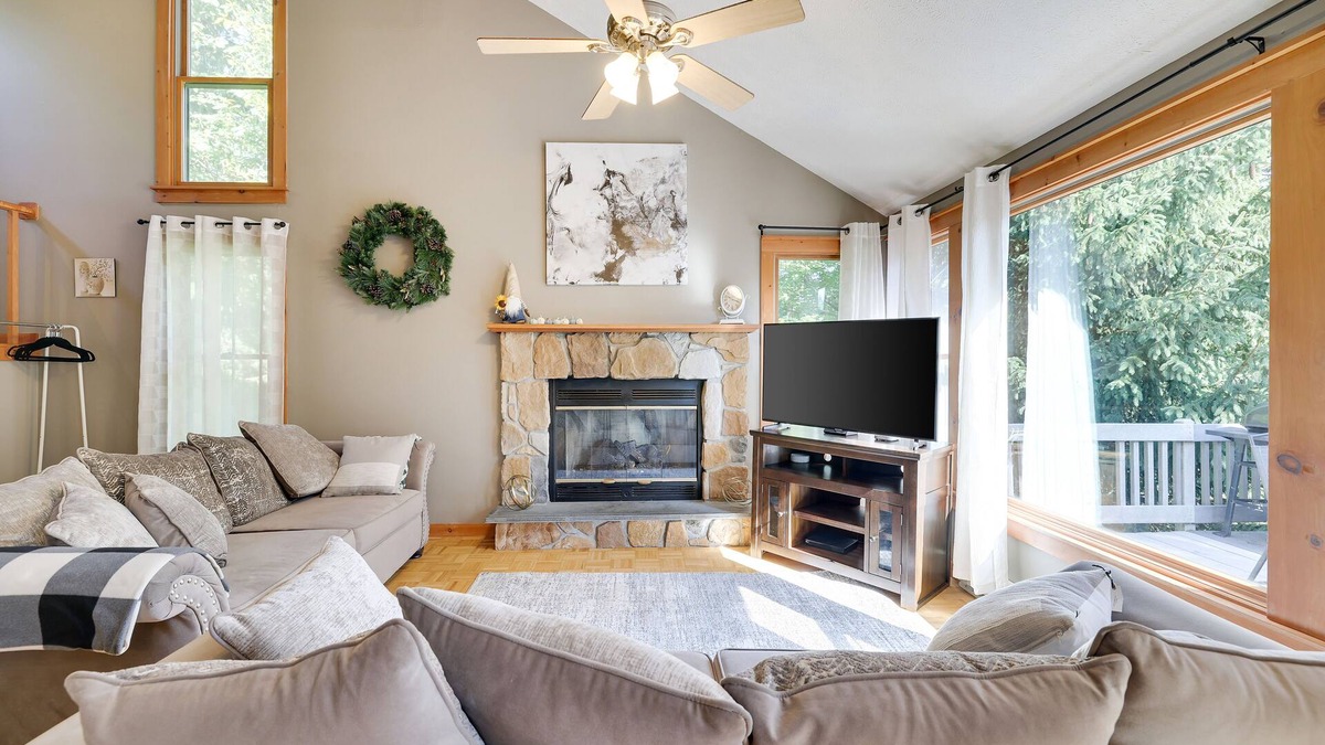 3 mins to Camelback Ski - Gorgeous Pocono House