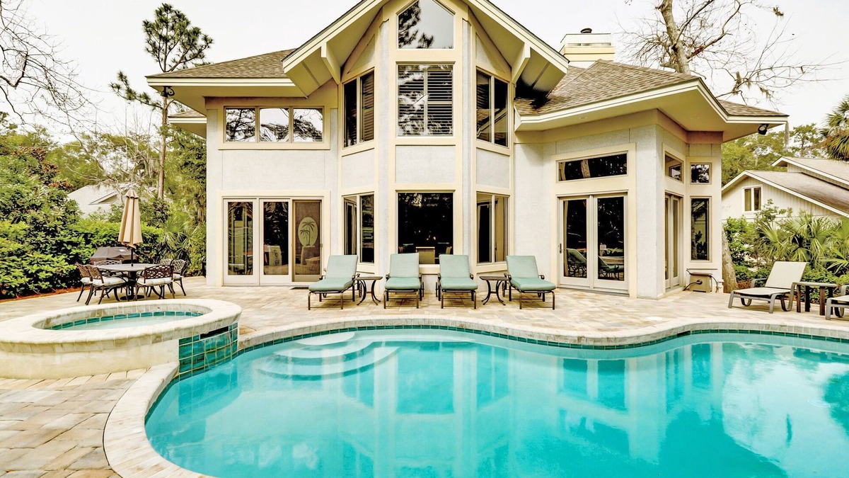 37 St. George - 5 minute walk to the beach!