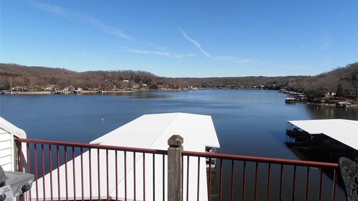 4 bed/3 bath Lakeview Condo