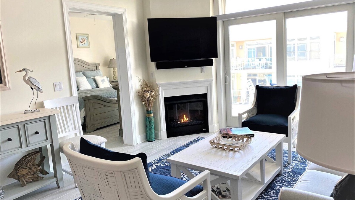 4 Bedroom Upscale Condo 1 Block to the Ocean
