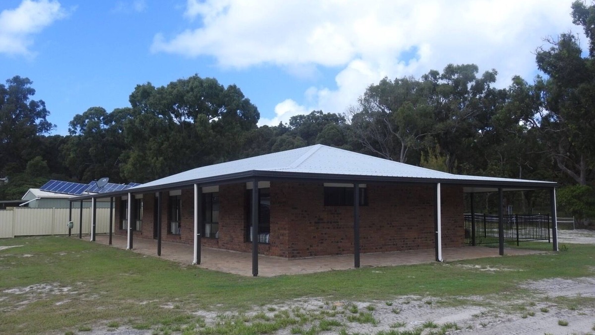 5 BdR House Orchid Beach Fraser Island - sleeps 16 - bring the boats! Full Wifi