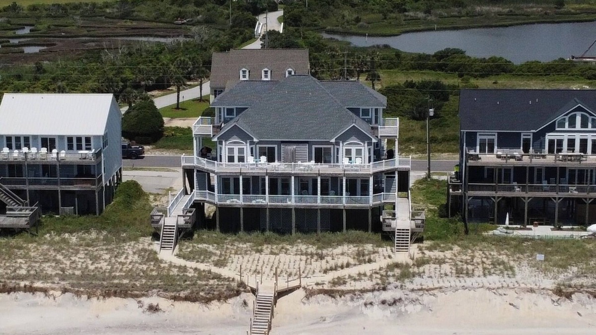 6 BR/5.5 baths on quiet beach. Penthouse suite. Free linens. Gorgeous views!