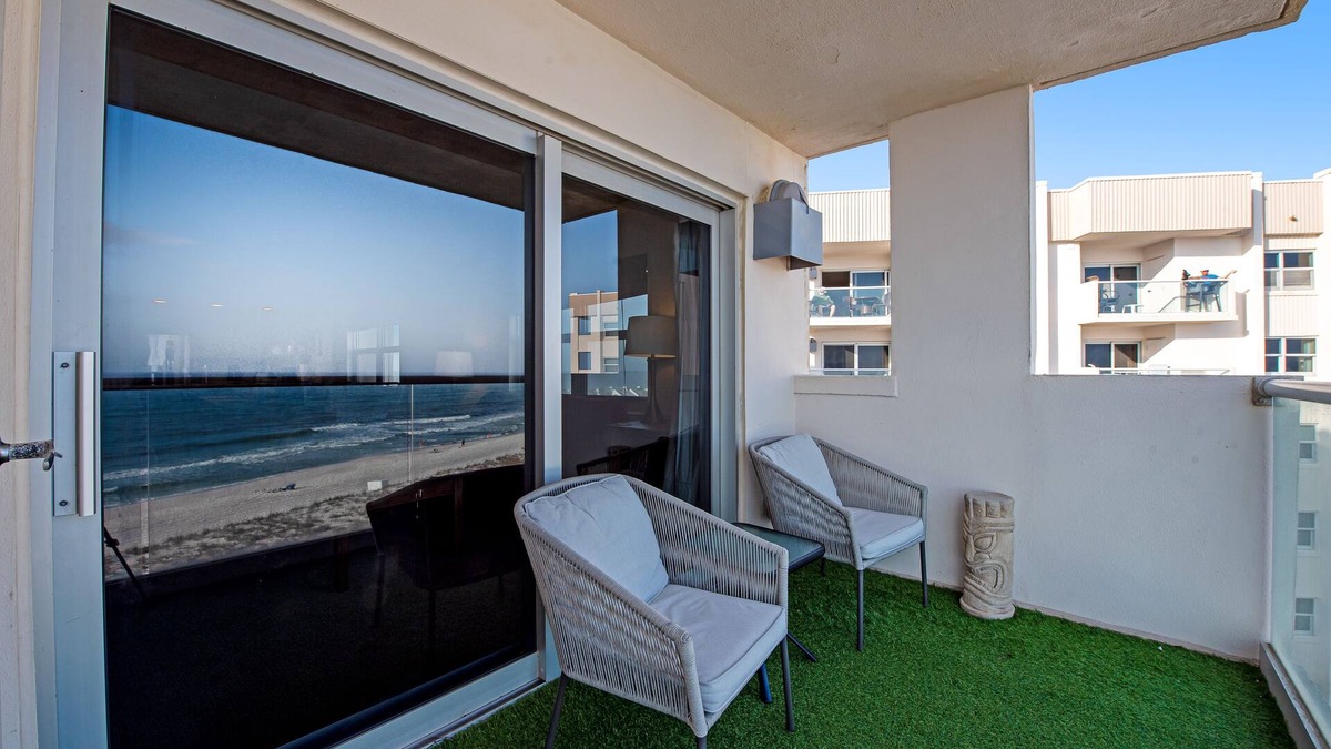 7th-floor, Gulf-front condo on Pensacola Beach with on-site pool & full kitchen
