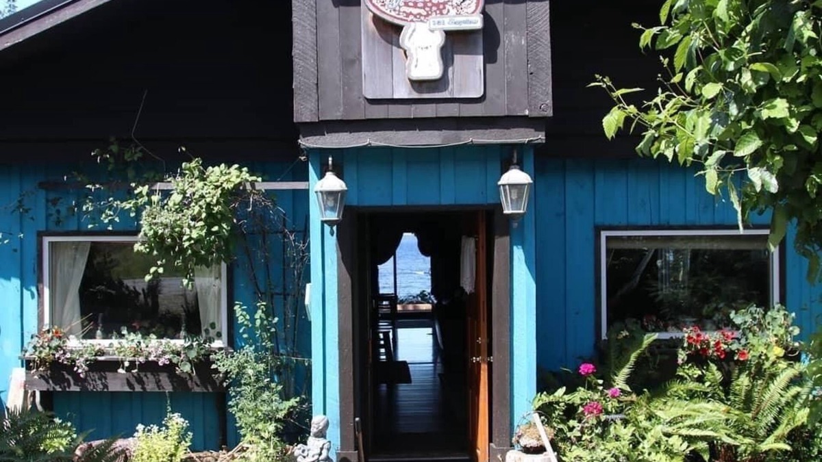 A Serene Guest House Perched Right On The Ocean, Pet Friendly, Central.
