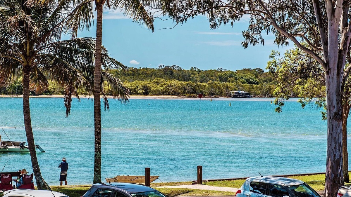 Aarons Villa - Waterfront Perfectly located on Gympie Terrace