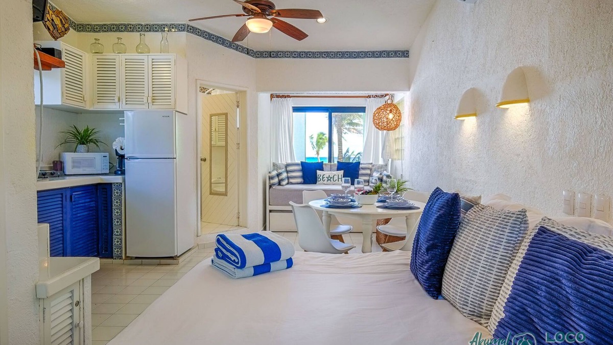 Affordable, bright studio with beach access, AC and WiFi!