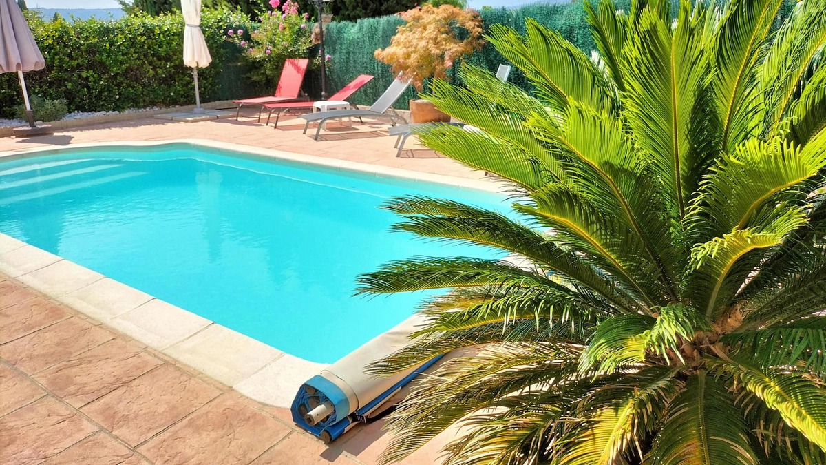 Air-conditioned holiday home with private pool, near lake