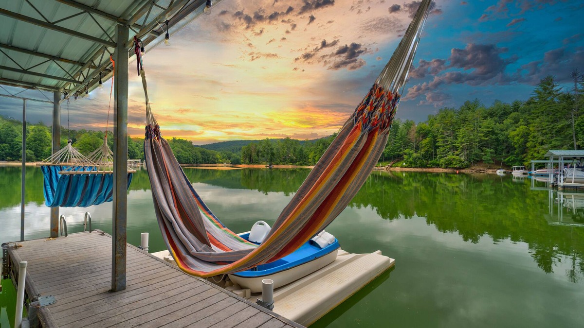 Amazing Lake house, Private Dock & More, boat lift,jet ski docks Nice game room