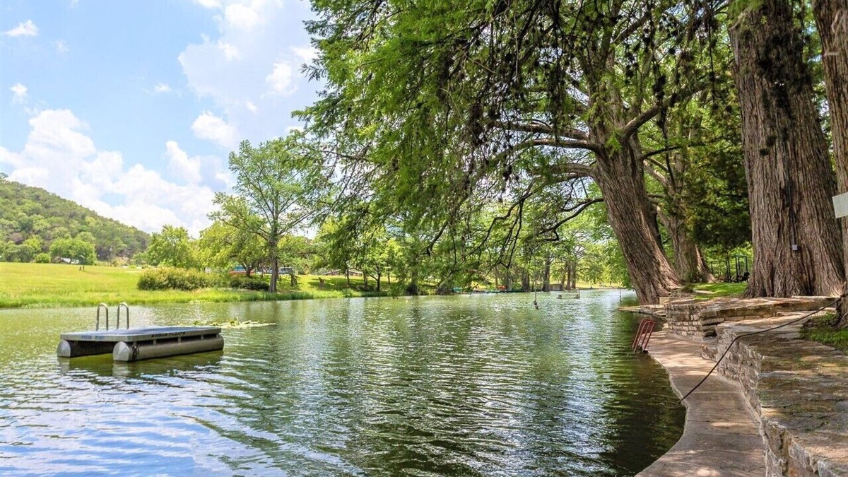 Amazing Private Riverfront! Rope swing, floating and concrete Dock! Sleeps 10!