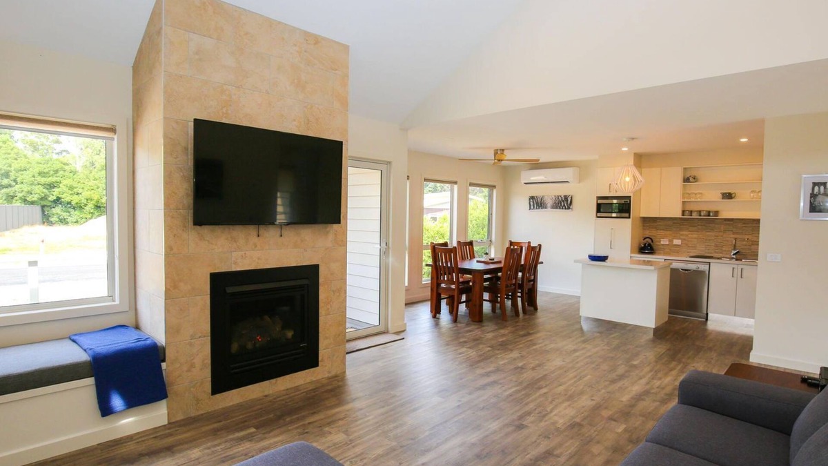 AMBER MIST VILLA - TWO: Bright