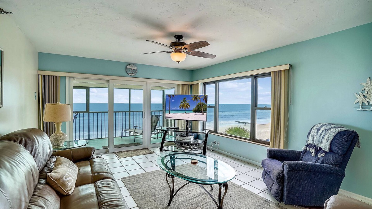 Arie Dam 304 Direct Beachfront, breathtaking views, beautifully updated!