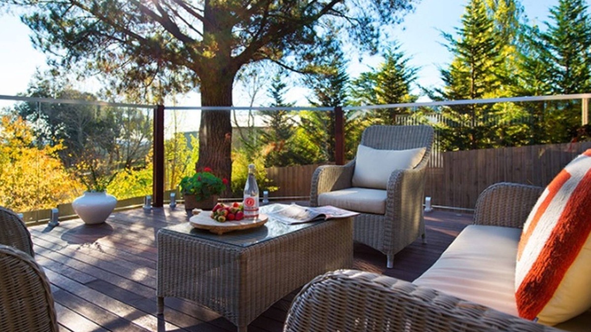 Artemis Retreat-outdoor spa Daylesford