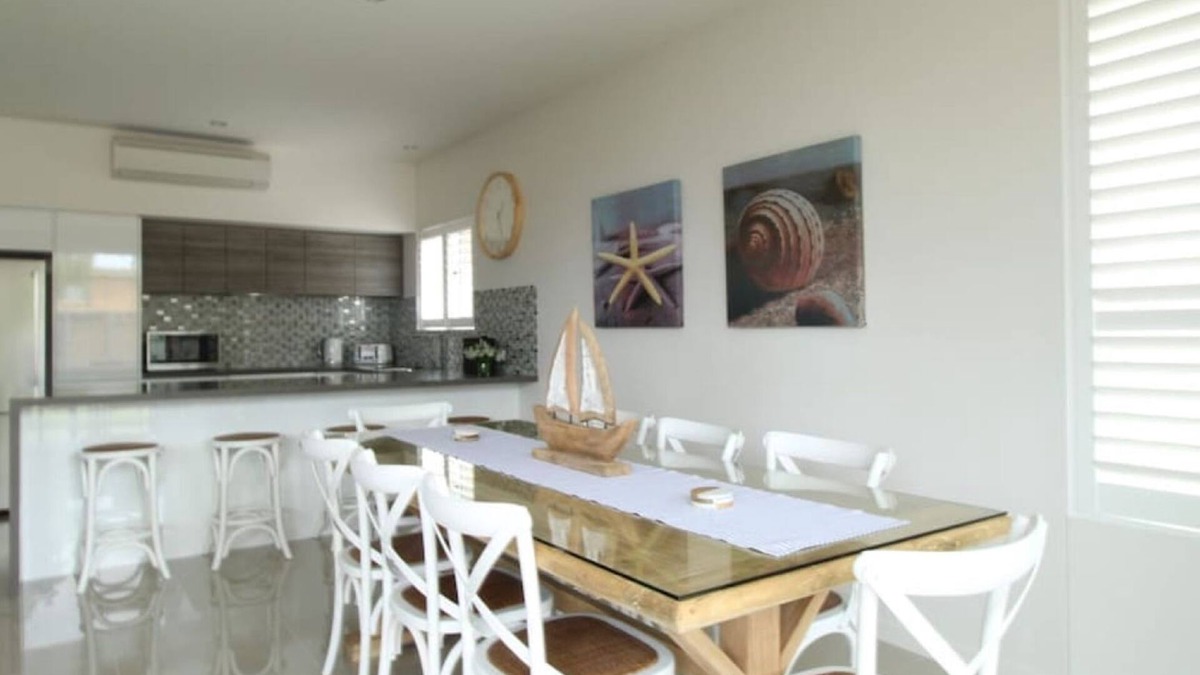 Avalon Apartment - Heart of Huskisson (Free WIFI, Linen, A/C, Netflix & Garage)