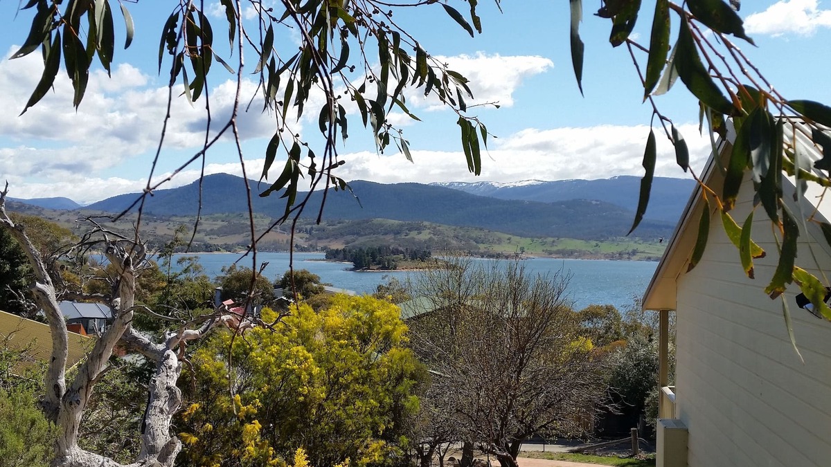 Awesome views of Lake & Mountains, Cosy Cottage with Slow combustion wood heater