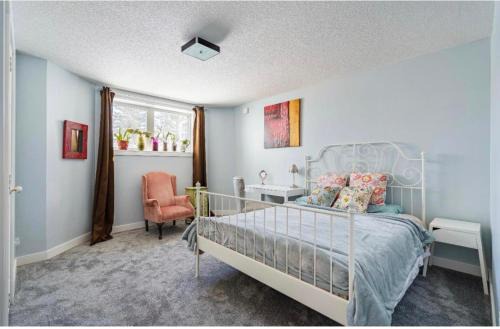 Banff Garden Suite&2mins Bus station Close LRT& Free Parking