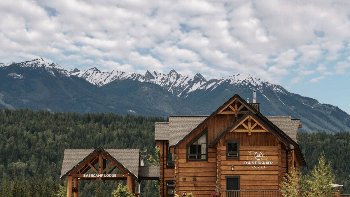 Basecamp Lodge Golden