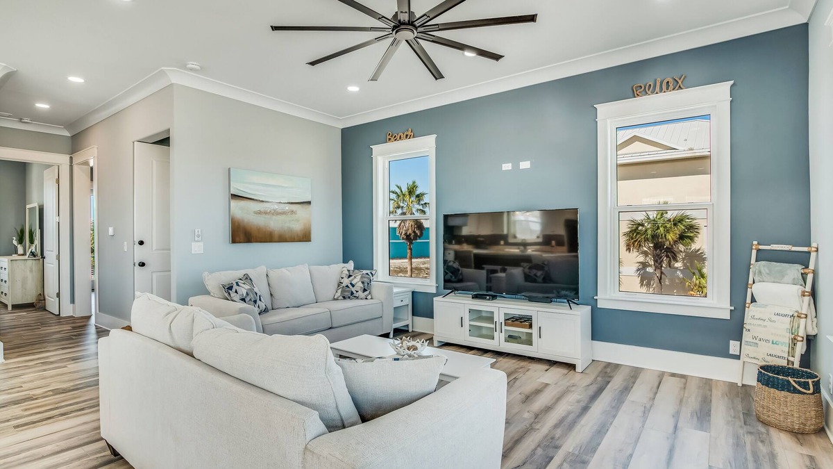 Beach home w/ ocean view, high speed WiFi, & central AC - snowbird friendly