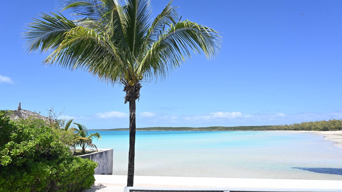 Beach, please! Beachfront house on Ten Bay with generator.