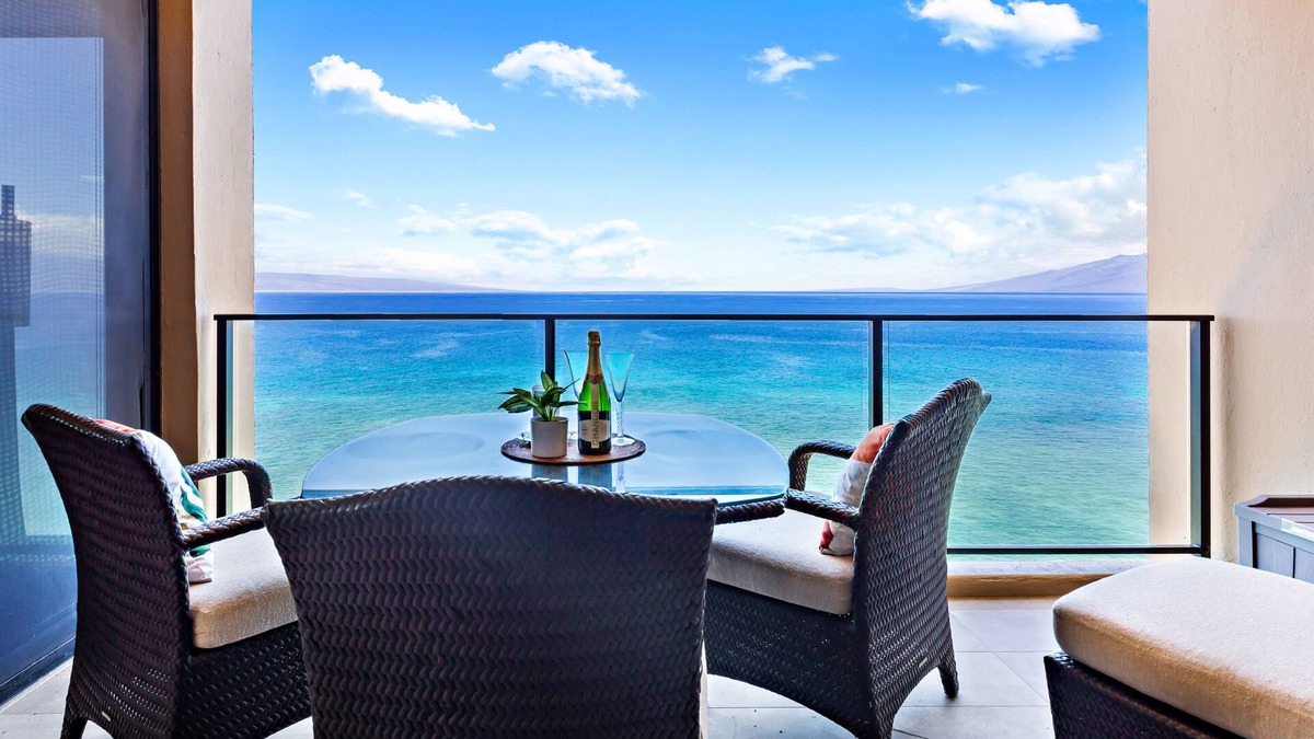 Beachfront prime corner unit, endless views