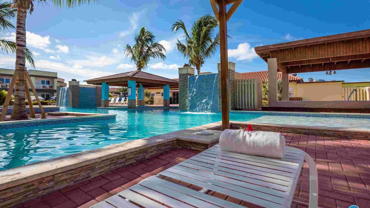 Beautiful 2 bdr 2 bath apt at the #1 Best Beach of the Carribbean: EAGLE BEACH!