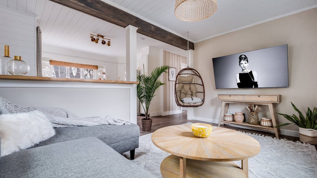 Beautiful 2 Bedroom Boho Retreat in Downtown Mystic