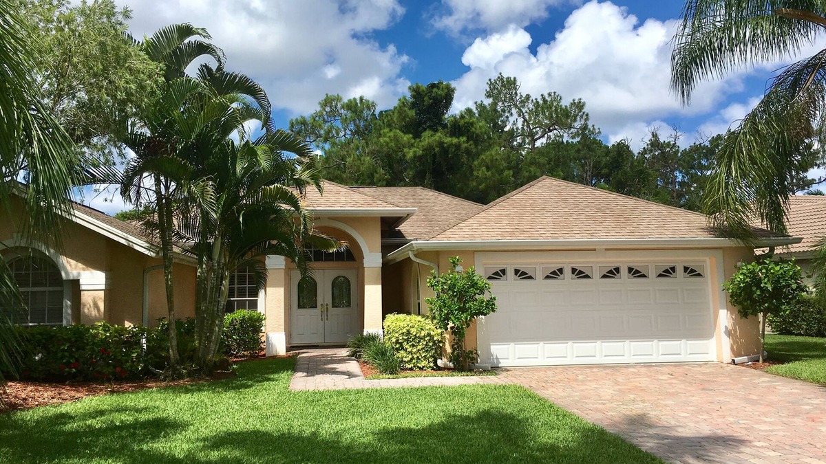 BEAUTIFUL 4 BR Briarwood villa with spacious pool area- VACATION STARTS HERE!