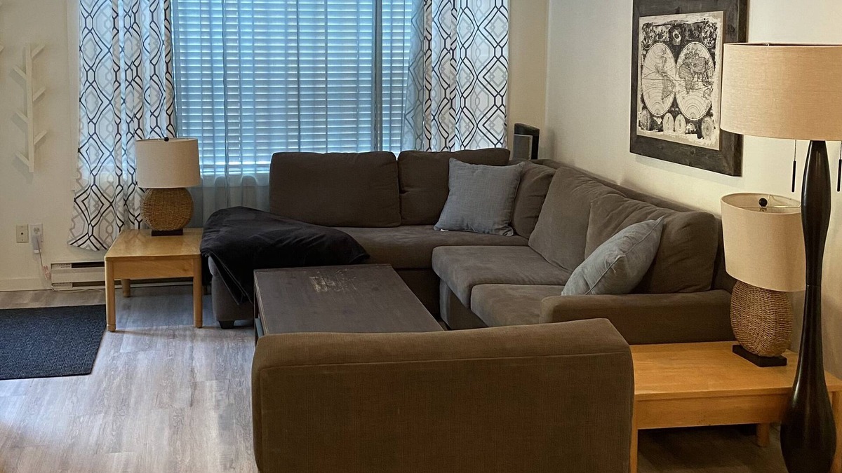 Beautiful garden level condo - Family Friendly with huge greenspace!