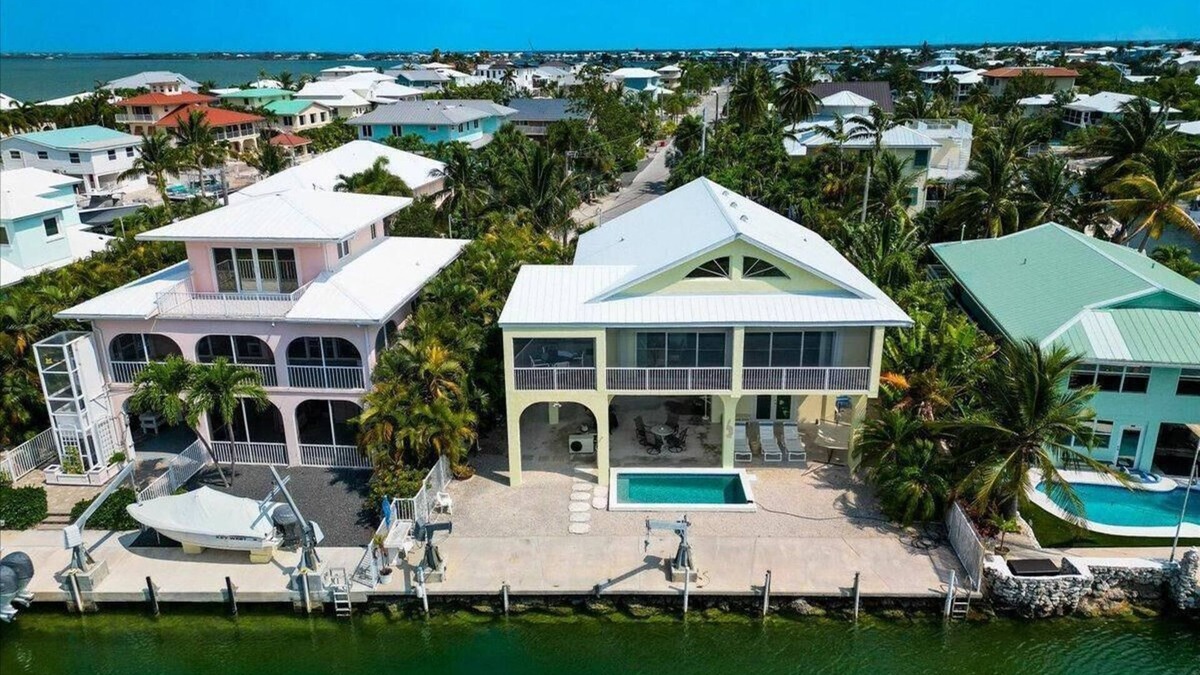 Beautiful Lagoon view on canal pool home Summerland