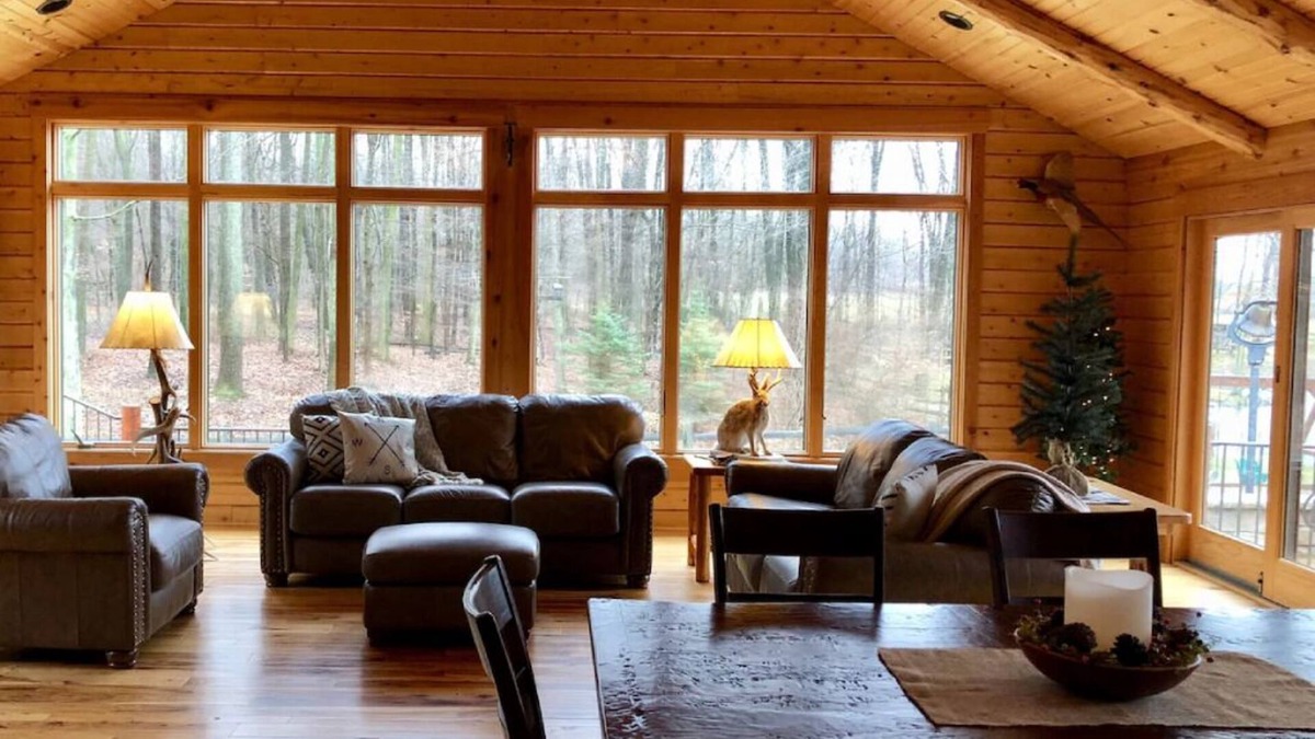 Beautiful Log Cabin nestled in the woods of Amish Country. Relax in our hot tub!