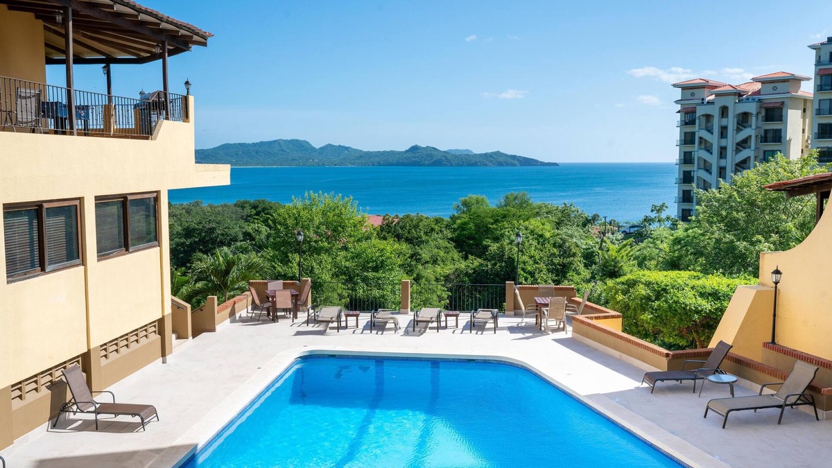 Beautiful ocean view condo- A few minutes from Flamingo Beach, Stunning View