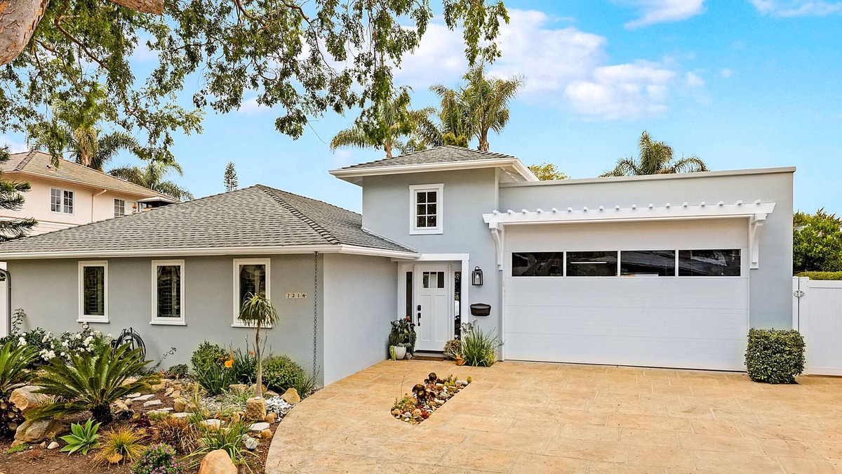 Beautiful One Story Santa Barbara Mesa Home ! 4 min walk to the Beach !