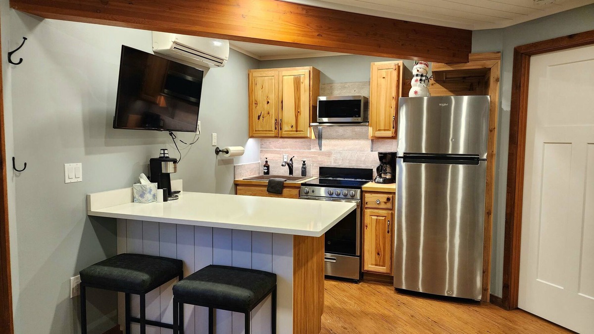  Beautiful sleeps 4 Schuss Village Golf Course, pool, boat parking, Nearby Lakes