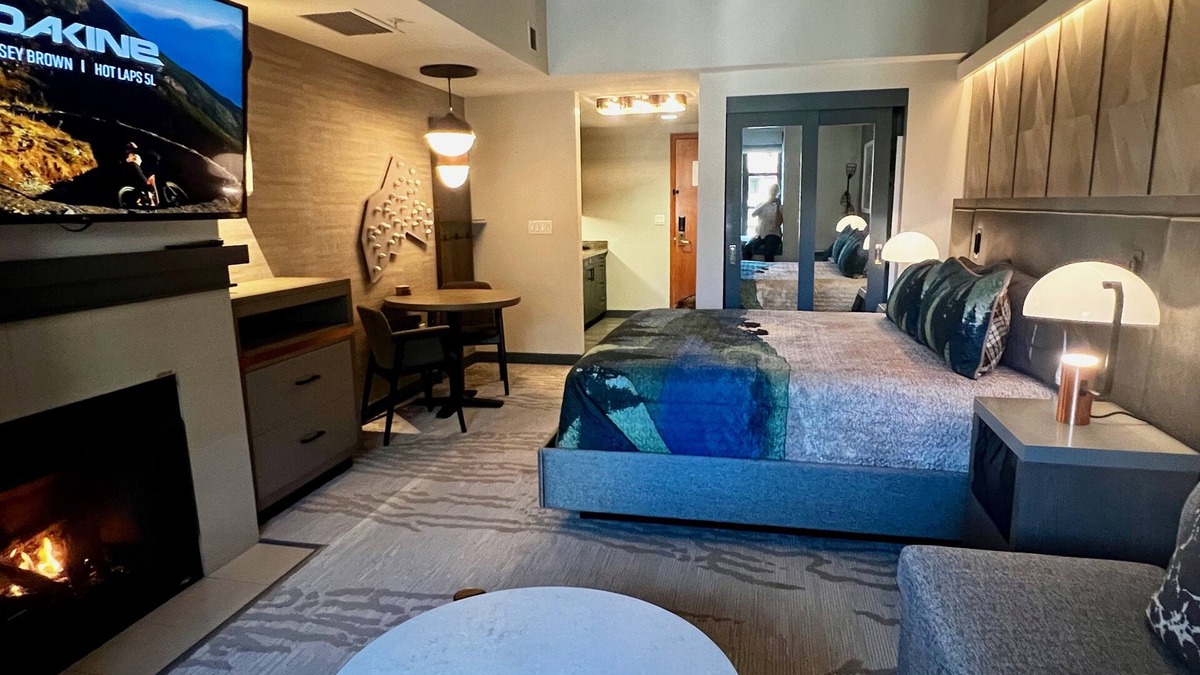 Beautiful Top Floor Remodeled Monache Studio. Dogs Considered.