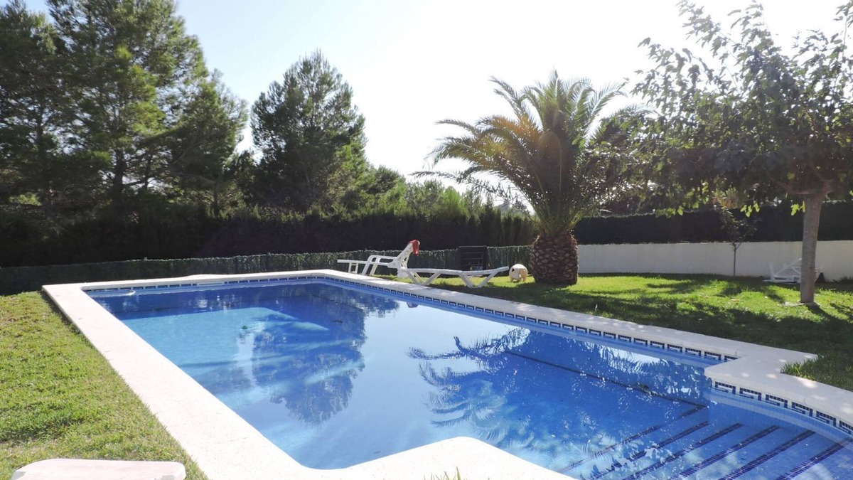 BEAUTIFUL VILLA WITH GARDEN AND POOL IN TRUE JORDI DE ALFAMA. CLOSE TO THE BEACH