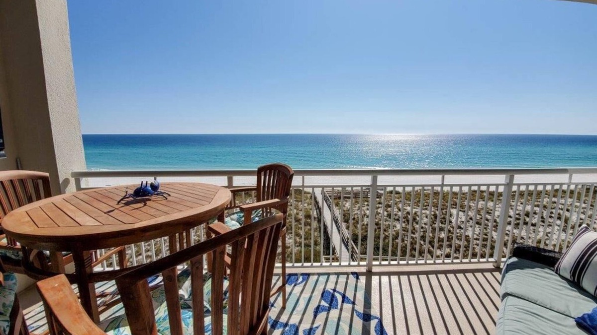 Beautifully upgraded 2 bedroom beachfront condo in Pearl #403 on Navarre Beach.