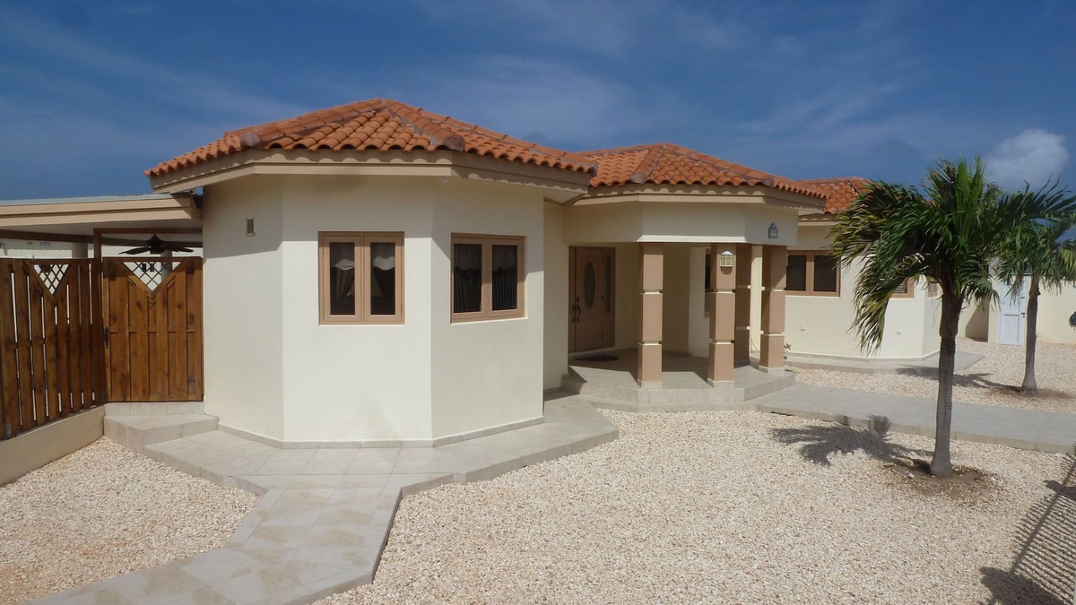 Bella Ruby: Palm Beach-POOL BAR- 2Car Garage. The Most Beautiful Gem In Aruba!