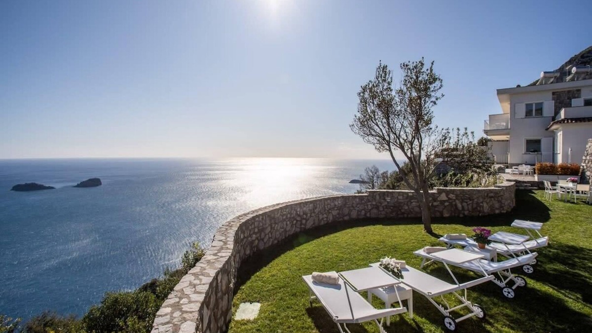 Belvedere delle Sirene: Views, Heated Pool & Concierge