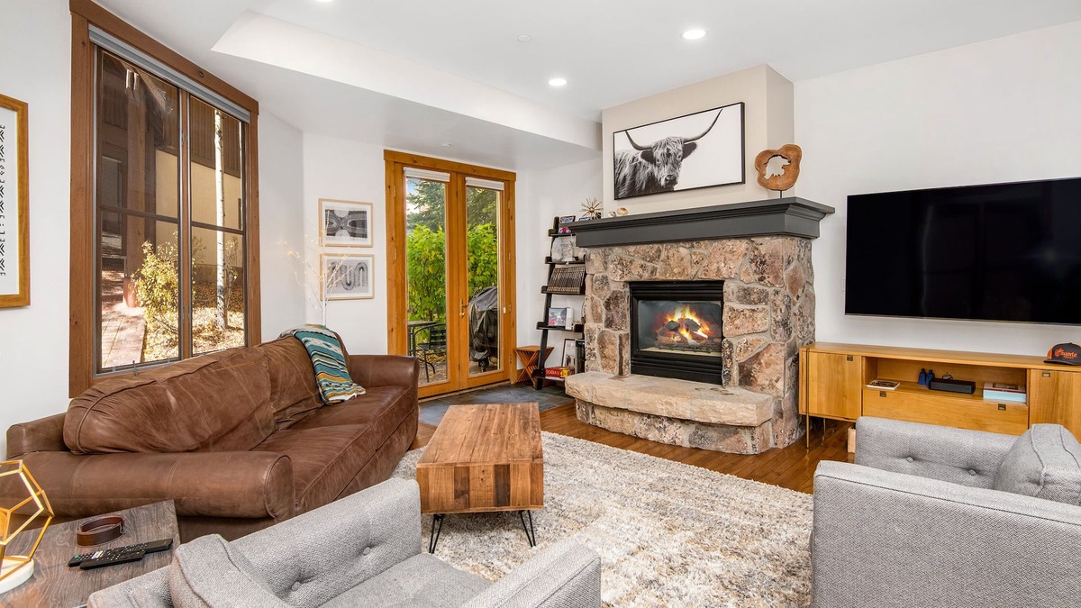 Best location! Ski In/Out, Ski Valet, Steps to Ski School, Restaurants, Hot Tub