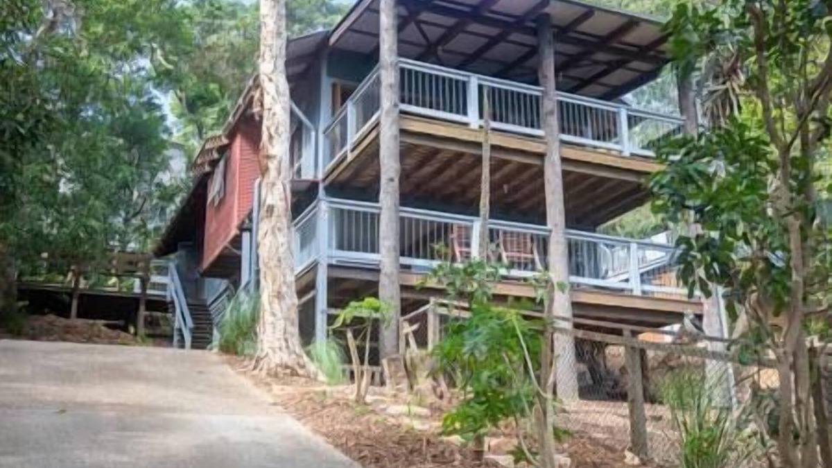 “Bethongabel” is a large home located only a minutes walk to Straddie Hotel.
