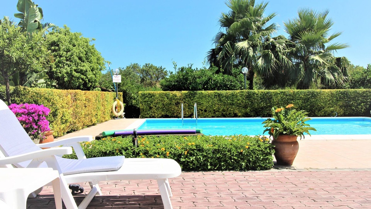 Between Catania and Syracuse,countryside Villa with private pool 1km from beach