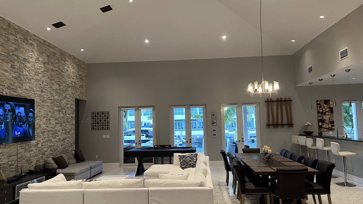 Bimini Bay Island, Luxury 5 bedrooms, 70 ft dock space across from Hilton