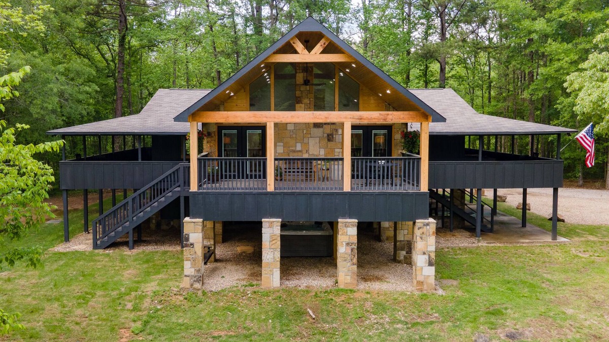 Black Bear Lodge 🐻 5 Private Acres + Hot Tub + Fishing + Games