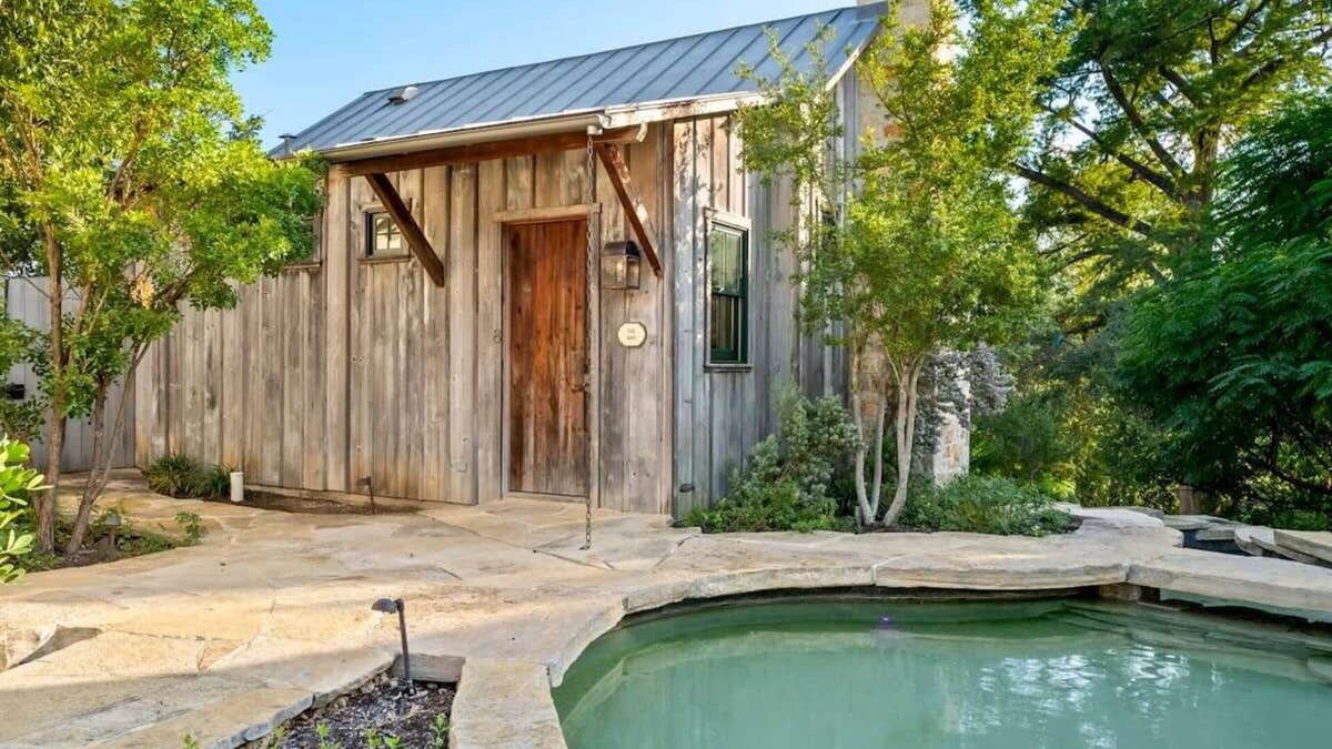Blacksmith Quarters: The Max Cottage|Hot Tub